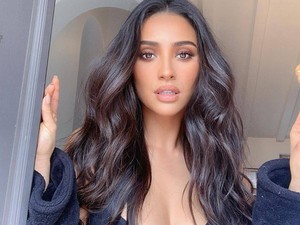 Shay Mitchell pocakja már óriási, és szívdöglesztő ebben a ruhában!