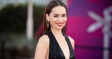 Emilia Clark Budapesten szelfizett, a világsztár egyenesen a rakpartról jelentkezett be