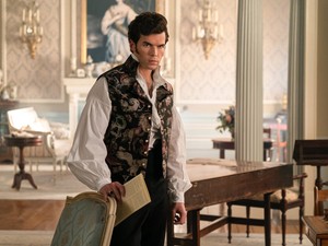 Lebuktak! Ez a gyönyörű lány a Colin Bridgertont alakító színész barátnője