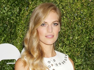 Sztárokkal vonult a vörös szőnyegre a magyar modell, és megint bámulatosan szép volt