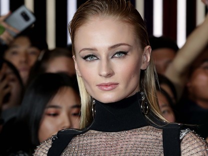 Sophie Turner olyan kihívó ruhában volt, hogy rá se ismertünk