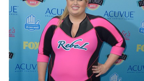 Szörfre fel! Rebel Wilson lázad a vörös szőnyegen