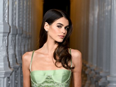 Kaia Gerber meztelenruhája maga az álom, a modell melltartó nélkül viselte az áttetsző darabot