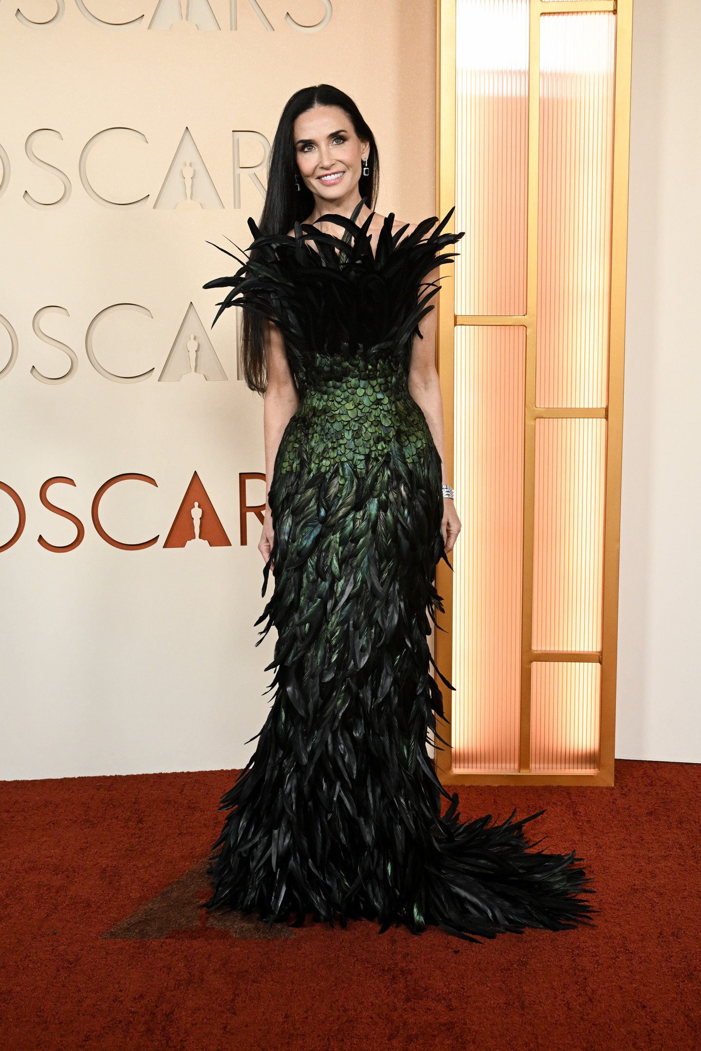 Demi Moore stílusát leginkább kifogástalannak lehetne nevezni, és ez alól a 2026-os Oscar-gála sem kivétel. Kifinomult, elegáns és nagyon drámai volt a belépője. 