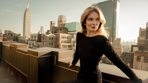 Mihalik Enikő teljesen átlátszó felsőbe bújt: a leheletkönnyű anyag a mellbimbóit sem takarta