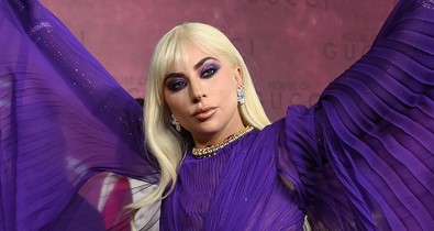 Lady Gaga uralta a vörös szőnyeget A Gucci-ház londoni premierjén