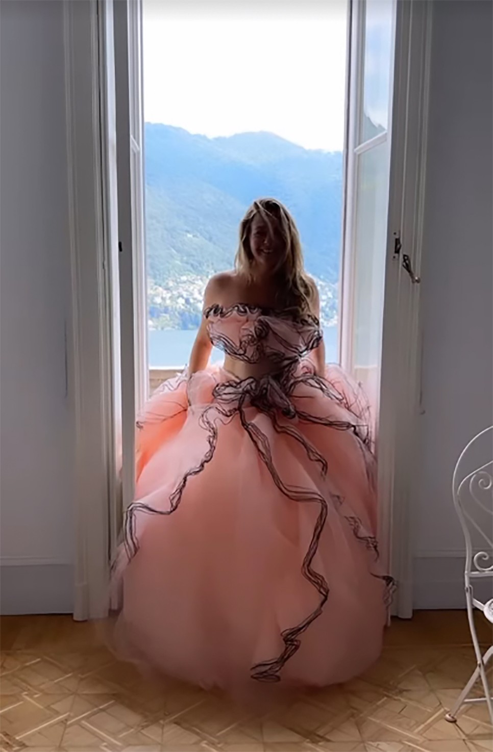 Alicia Silverston végül átjutott, és a ruhája is sértetlen maradt