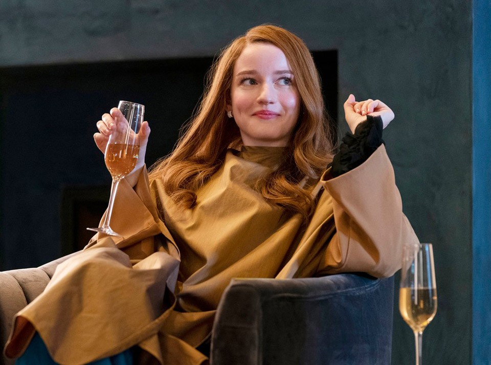  Julia Garner legújabb sikersorozatának Az örökösnő álarca mögött című szériának a főszereplője