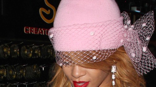 Igazi divatterror Rihanna hihetetlen kiegészítője