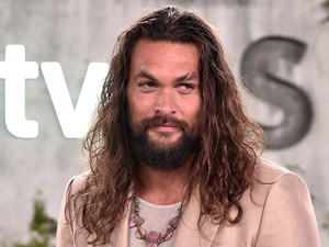 Jason Momoa világosrózsaszín fényes öltönyben is egy FÉRFIISTEN