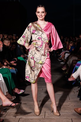 A La Dolce Vita divatbemutató modellje