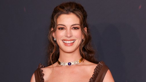 Anne Hathaway hálós meztelenfelsőben villantotta meg kerekedő pocakját, valami csodaszép kismama