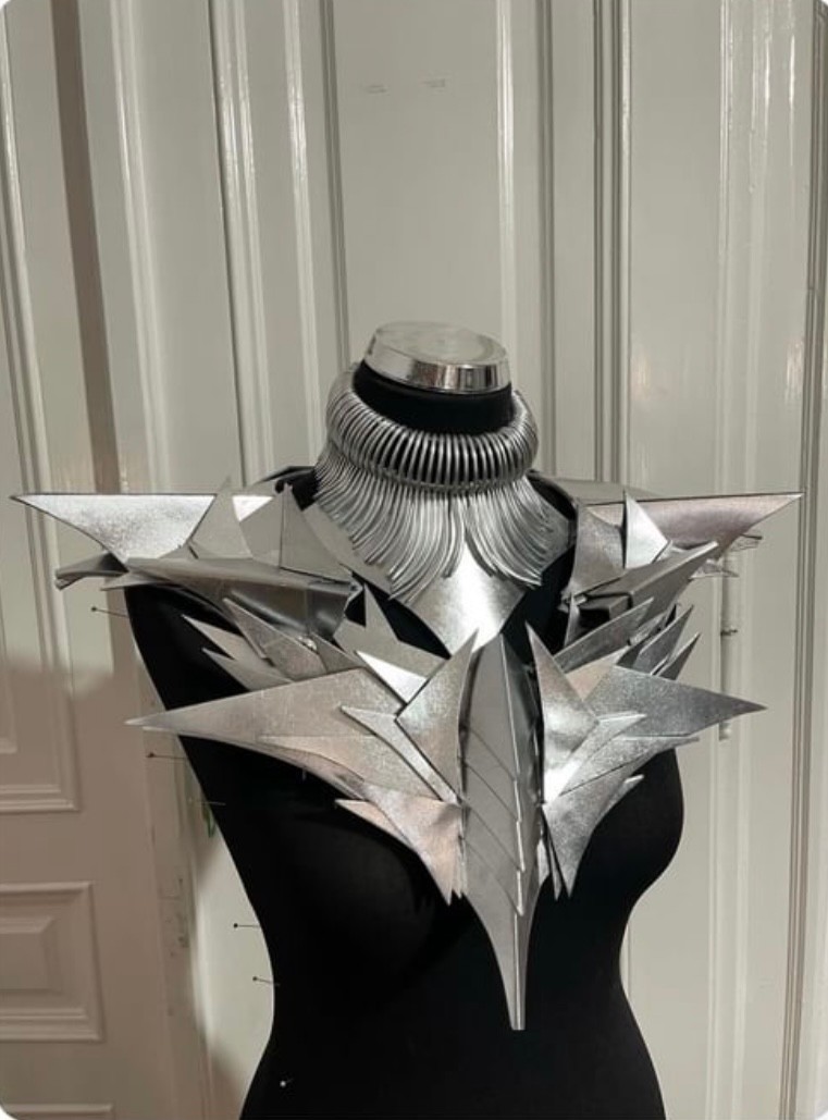 A Nasha márka által tervezett nyakék Tóth Gabi Sztárban sztár leszek ruhájának fő dísze