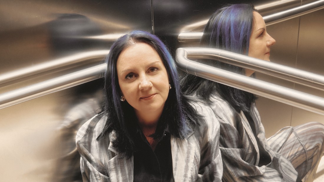 Nagy Fruzsina jelmeztervező és művészeti oktató, kiemelkedő alakja a szakmának - Öltöny, fülbevaló: COS