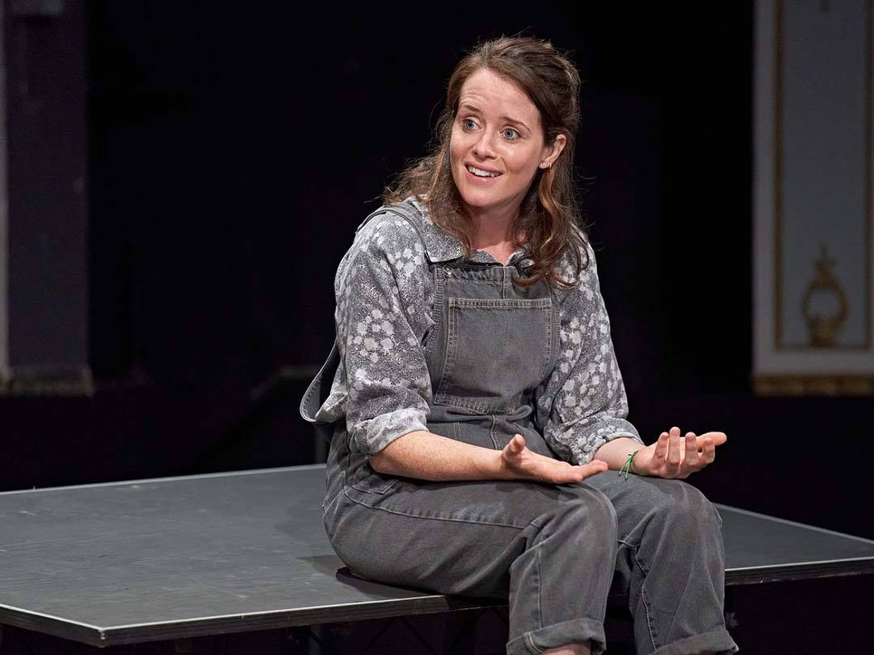 Claire Foy kissé neurotikus PhD tanulót alakít, aki nem tudja eldönteni szabad-e ebbe a világba gyermeket szülni