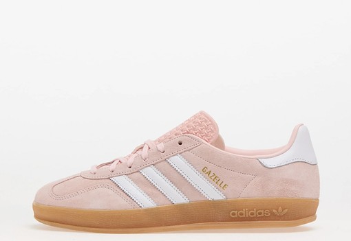 2024 stílusikonja Dakota Johnson, még a sneaker divatot is ő diktálja idén