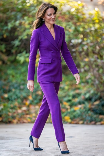 Katalin hercegné ebben a lila Emilia Wickstead blézer-nadrág kombinációban mondott beszédet Londonban a 2023-as "Shaping Us" nemzeti szimpóziumon. 