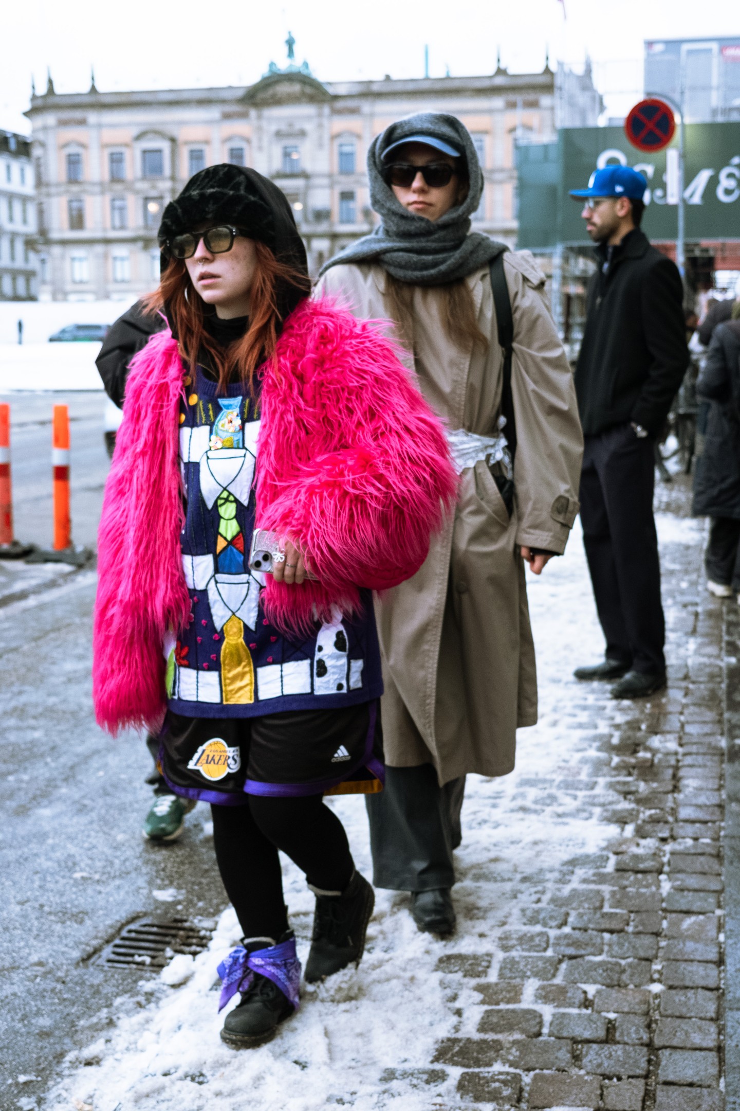 Egy élénk színű szőrme azonnal fókuszba kerül, miközben a sportos és klasszikus elemek keveredése frissé és üdévé teszi az összhatást.