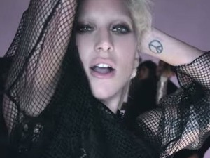 Lady Gaga visszatért, de még hogy!