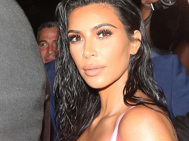 Kim Kardashian a világ legapróbb ruháját vette fel, hogy megmutassa extravékony derekát