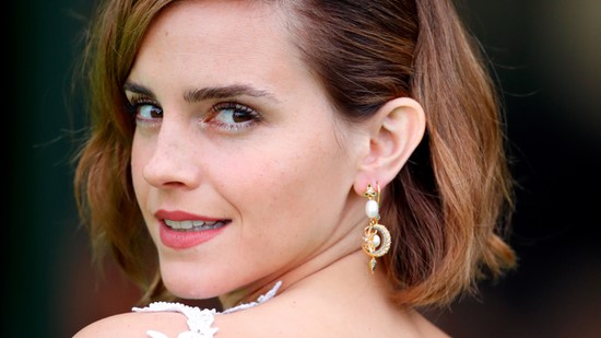 Emma Watson meztelenfelsőben perzseli fel Párizs utcáit: ismét bebizonyította, hogy született stílusikon