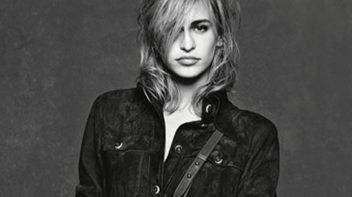 Kristen Stewart unott titkárnő a Chanel kampányban