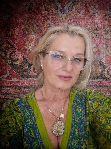 A csendes alkotó és az exhibicionista nő kettőssége találkozik Bakos Szél Kata grandiózus műalkotásaiban