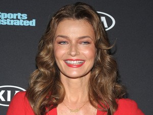 52 évesen óriási dekoltázst villantott az egykori sztármodell