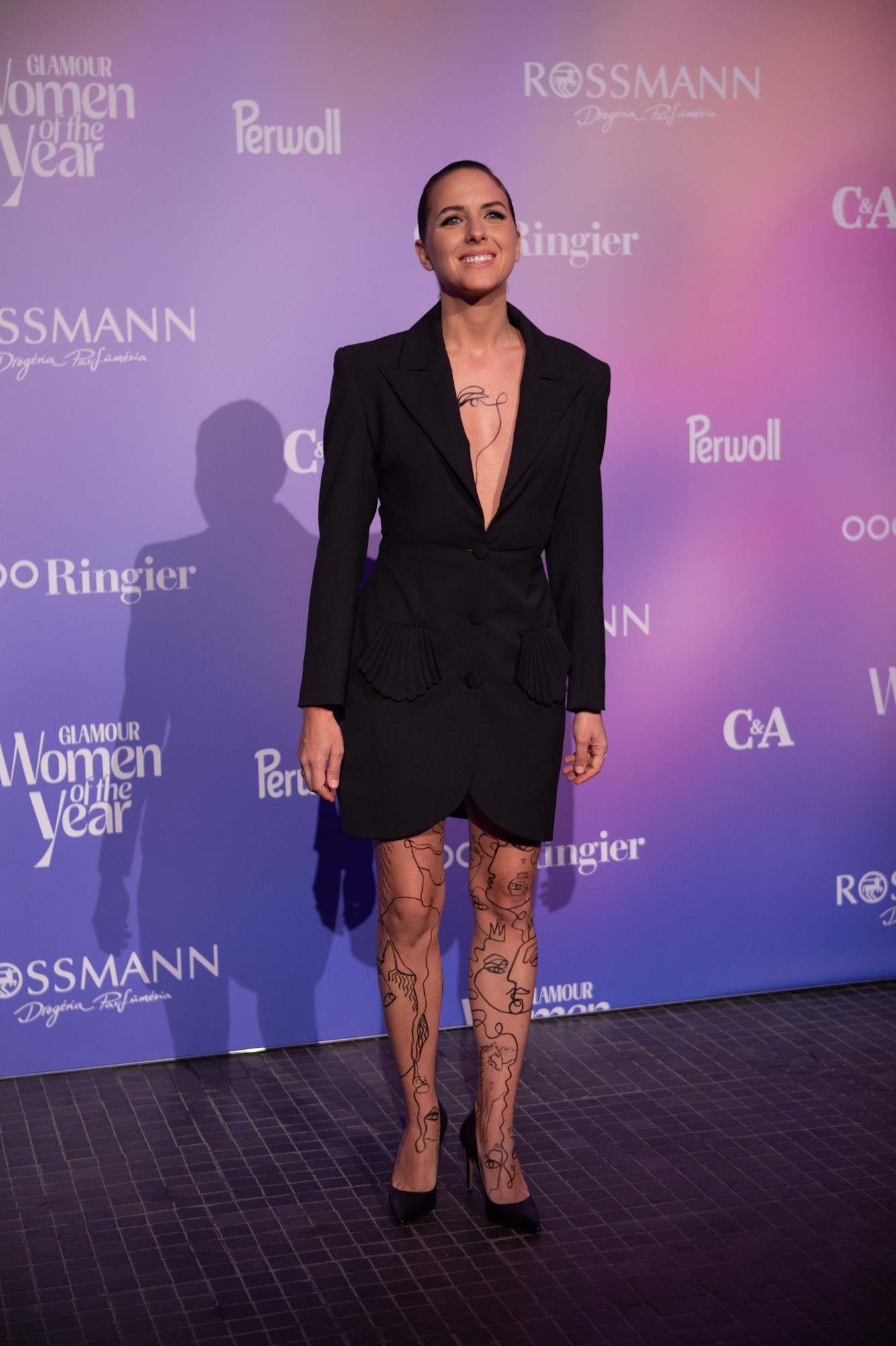 Ilyen az, amikor a divat és a kortárs művészet együtt hoz léátre valami tökéleteset és nagyon izgalmasat. Eke Angéla ruháját Abodi Dóra tervezte, amelynek határozott sziluettjét Oláh Anna egészítette ki úgy, hogy a színésznő bőrére rajzolta fel karakteres vonalait.