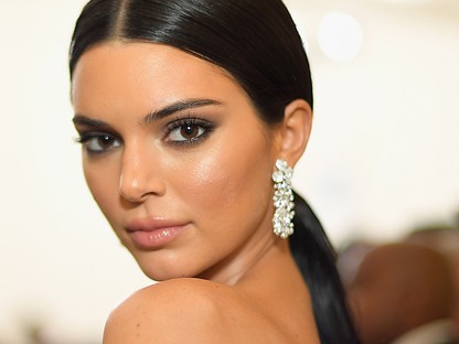 A nagymama-kardigán lesz az ősz legnagyobb trendje: Bella Hadid, Kendall Jenner is ezt viseli