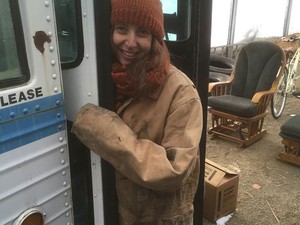 Ez a lány egy lerobbant buszt alakított át csodálatos lakássá!