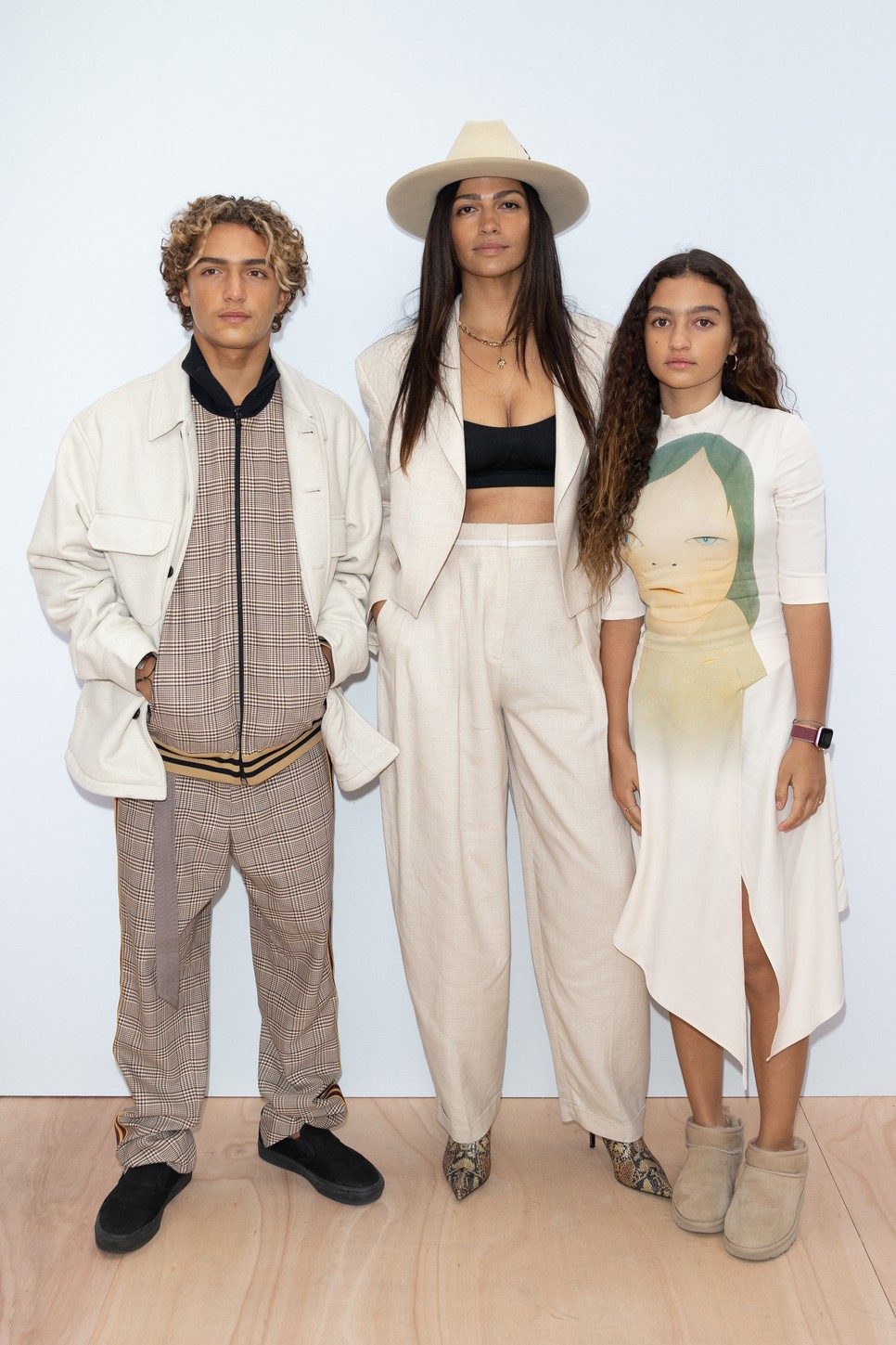 Camila Alves fiával, Levi Alves McConaughey-val és lányával, Vida Alves McConaughey-val a párizsi divathéten