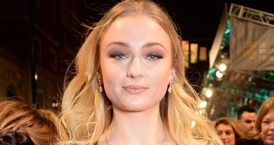 Csaknem kiestek a Trónok harca sztárjának a mellei ebből a ruhából