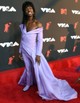  A márka különösen passzol hozzá, hiszen Lil Nas X az MTV VMA gálára is Atelier Versace darabban érkezett, és elképesztő retró frizurával
