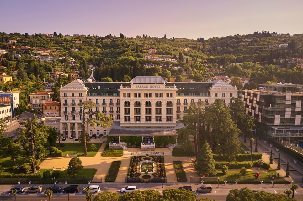 A Kempinski Palace Portorož épületének eleganciája lenyűgöző. Rendkívüli élmény, hogy fürdőköppenyben a tengerpartról, medencétől le-fel mászkáltok majd ebben az elegáns környezetben, ezáltal nagyon lazán élitek majd meg az itt töltött napokat, mégis, a szuperesztétikus környezet igazi kényeztetést nyújt