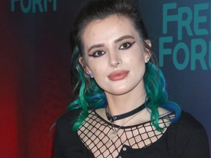 Bella Thorne végre befestette a rettentes zöld haját, és most szuperül néz ki