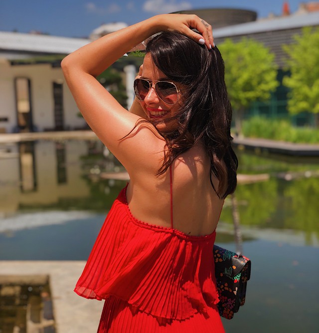 Lola ma a nyár legtrendibb színét viseli