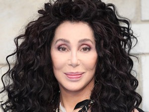 Cher modern Szörnyella de Frász szettjére nincs magyarázat, de mi imádjuk