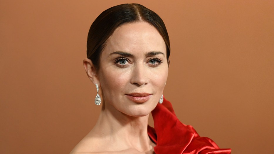 Emily Blunt ruhájának alsó része zavarbaejtően átlátszó volt