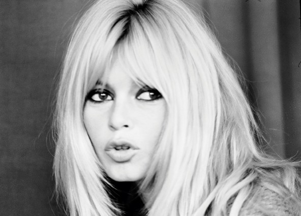 Új variáció: haját aranyszőkére festve, egyenesre szárítva hordta, picit alátupírozva. A korszakban a festett hajnál megbocsáthatatlannak számított, ha a hajtőnél látszott az eredeti szín, de BB-t ez csak szexibbé varázsolta.