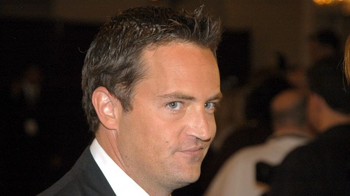 Szívszaggató: Matthew Perry megemlékezésére nem hívták meg a Jóbarátok sztárjait