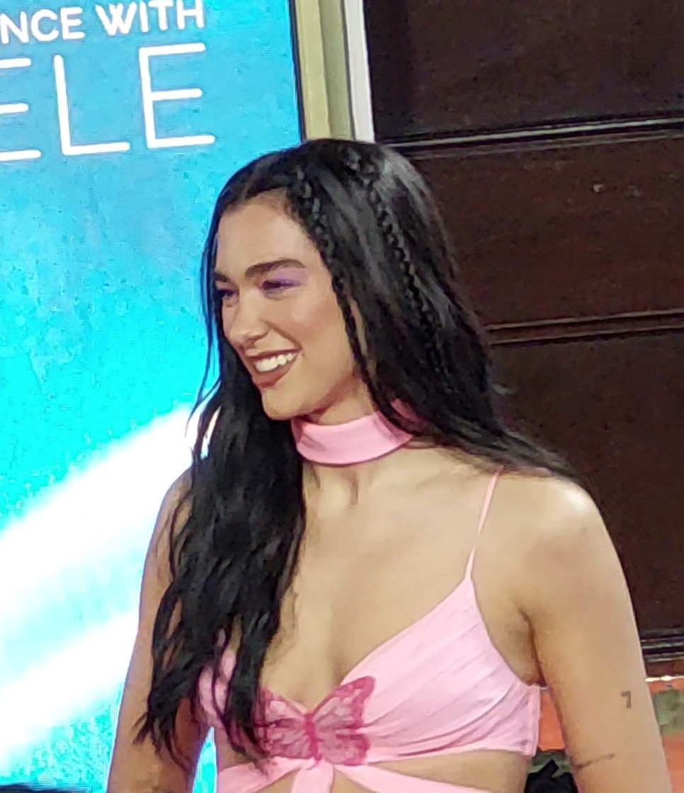 Dua Lipa pillangós szettje egy az egyben Britney-re emlékeztet minket