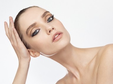 Így készíts igazán elegáns, klasszikus sminket modern csavarral