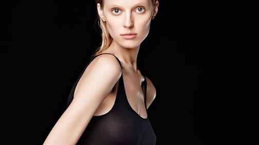 Várandósan vetkőzött a modell