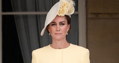 Kalapjával üzenhetett Harry hercegnek és Meghan Markle-nek Katalin hercegné, nem véletlen, hogy ezen a napon viselte ezt a darabot