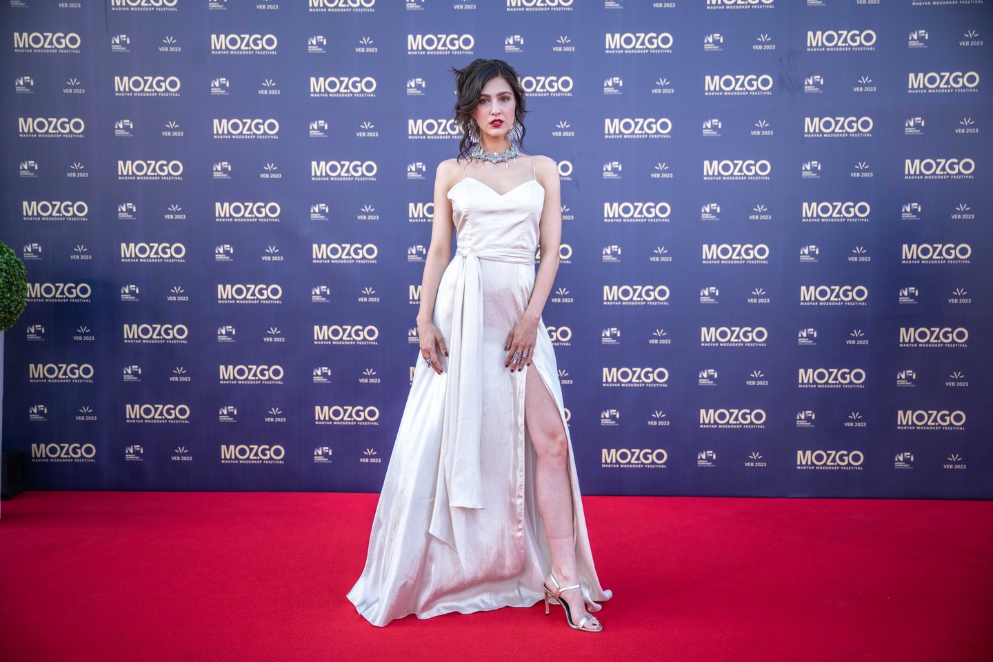 Gál Réka Ágota színésznő aranyszínű, hernyóselyemből készült Nora Sarman estélyiben ragyogott