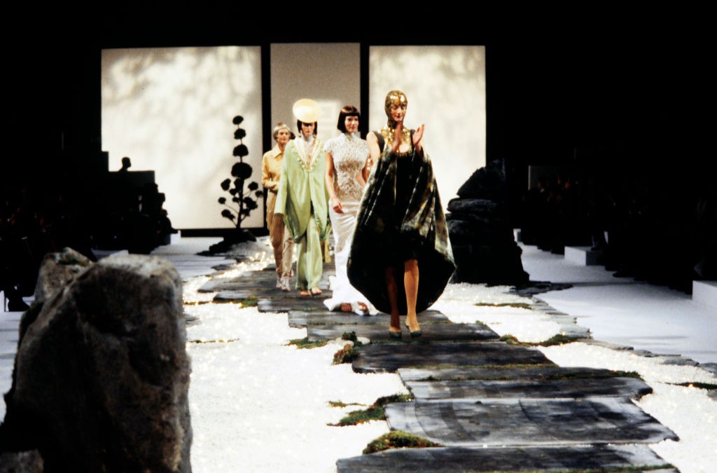 Alexander McQueen 1992-ben szerzett diplomát a Central Saint Martins egyetemen, és már a diplomakollekciójában is kirajzolódott, hogy nagyon jól megy neki a mitologizált történetmesélés.