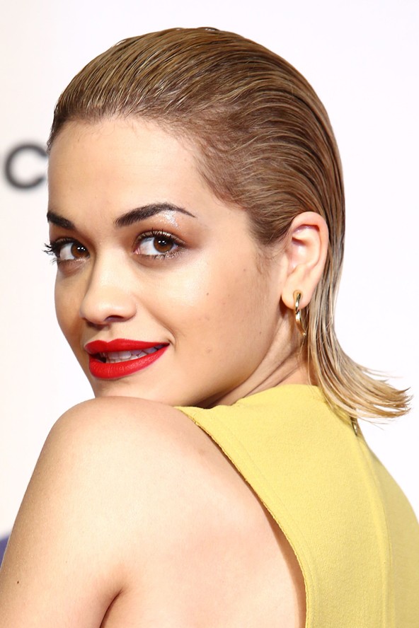 Bevállalósok kipróbálhatják ezt a hátrafésült stílust.