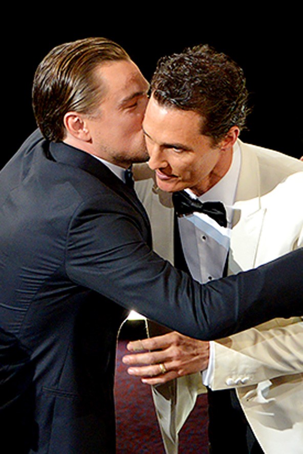 Leo már annak is örülhet, ha egy győztest megérinthet, hát még egy puszi!