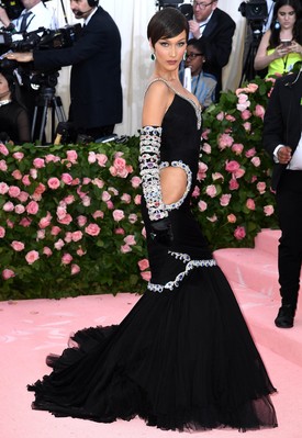 Mi arra számítottunk, hogy Bella Hadid lesz a két tesó közül a bevállalósabb, de valójában ebben az izgalmasan kivágott, kövekkel díszített Moschino ruhában minden eseményen szupercsinosnak számított volna